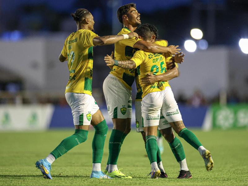 Cuiabá vence o Luverdense e larga em vantagem
