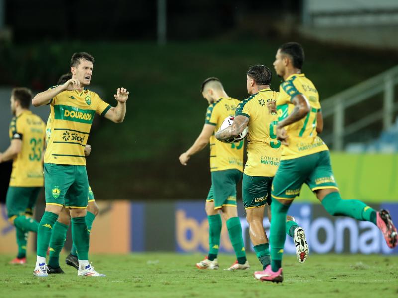 Cuiabá visita Chapecoense nesta sexta