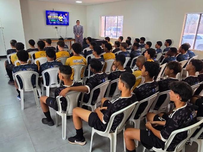 FMF promove palestra sobre arbitragem para atletas das categorias de base do Mixto
